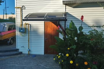 Козырек из металлопрофиля над входом