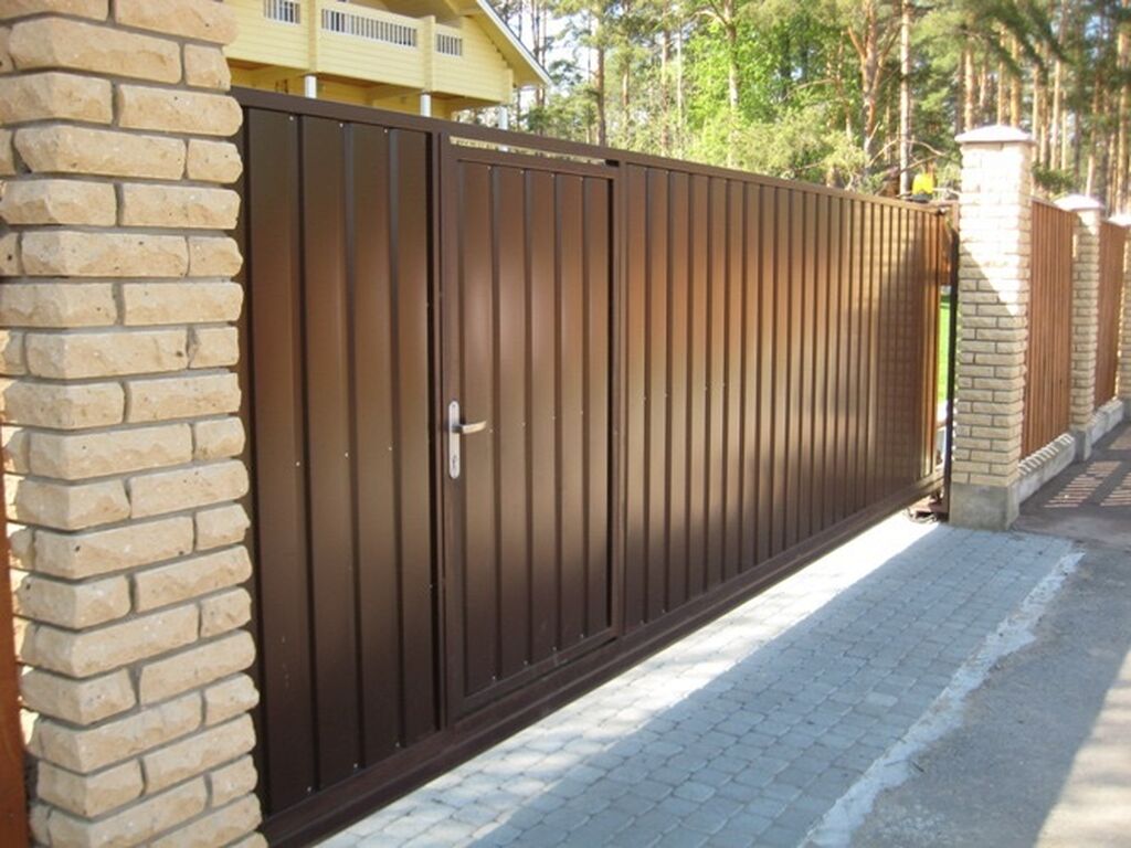 Установка забора из профнастила с калиткой