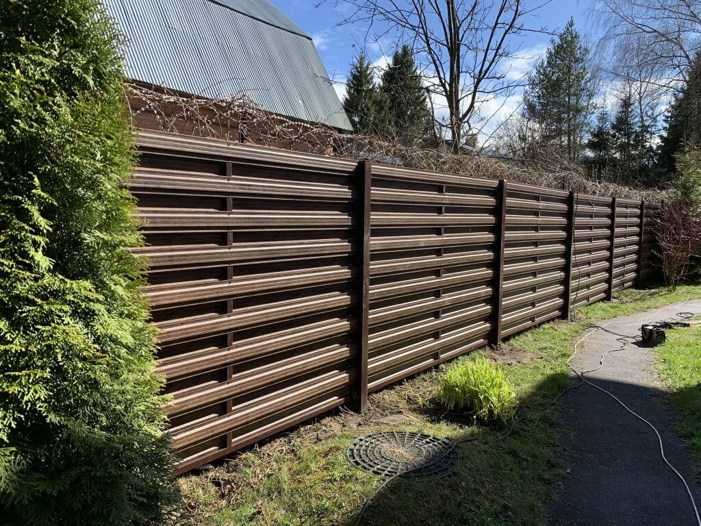 Забор из горизонтального штакетника