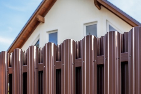 Забор из металлического штакетника